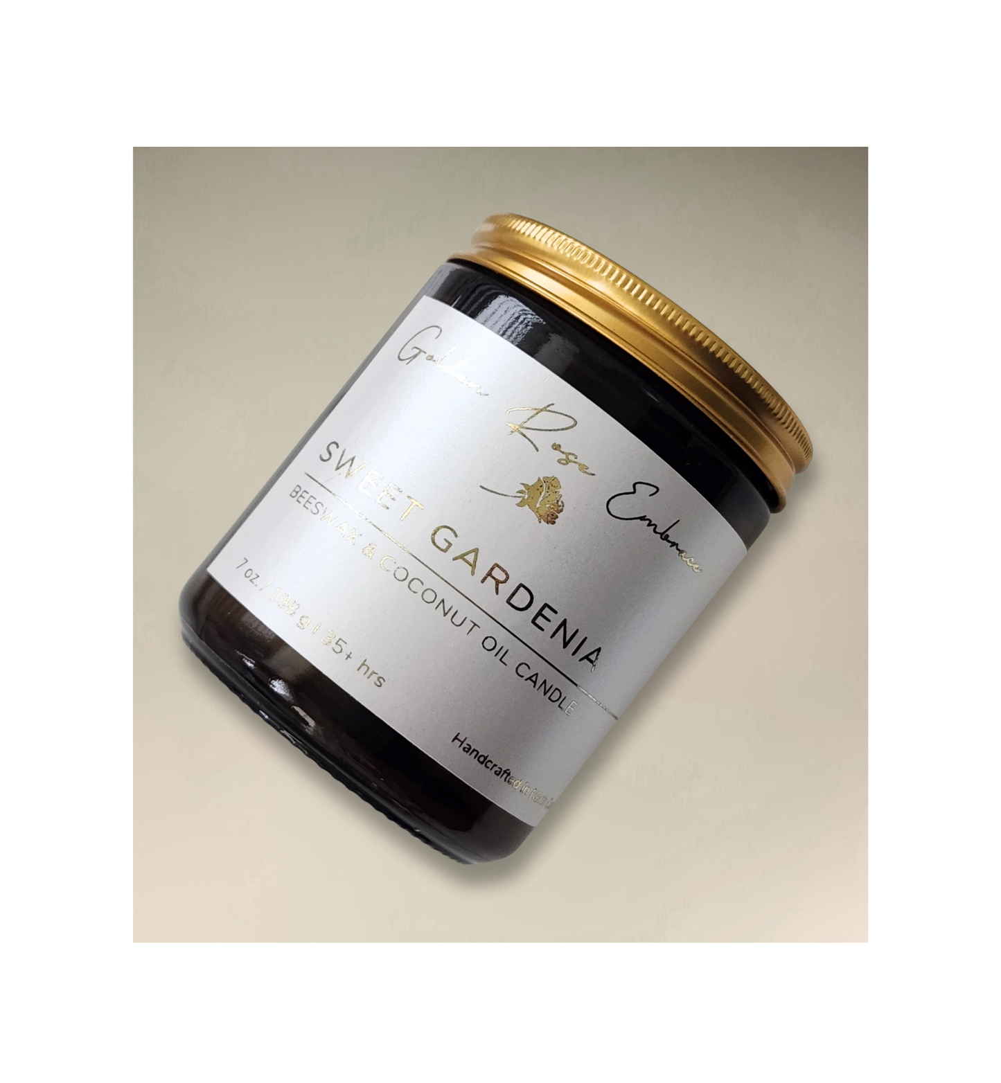 Sweet Gardenia 7oz Beeswax Candle. Amber glass jar. Gold metal lid. Cotton wick.
A delightful scent of gardenia, lemon peel, tuberose, green floral, and Jasmine gives the tropical white floral fragrance of tranquility and freshness to any space.