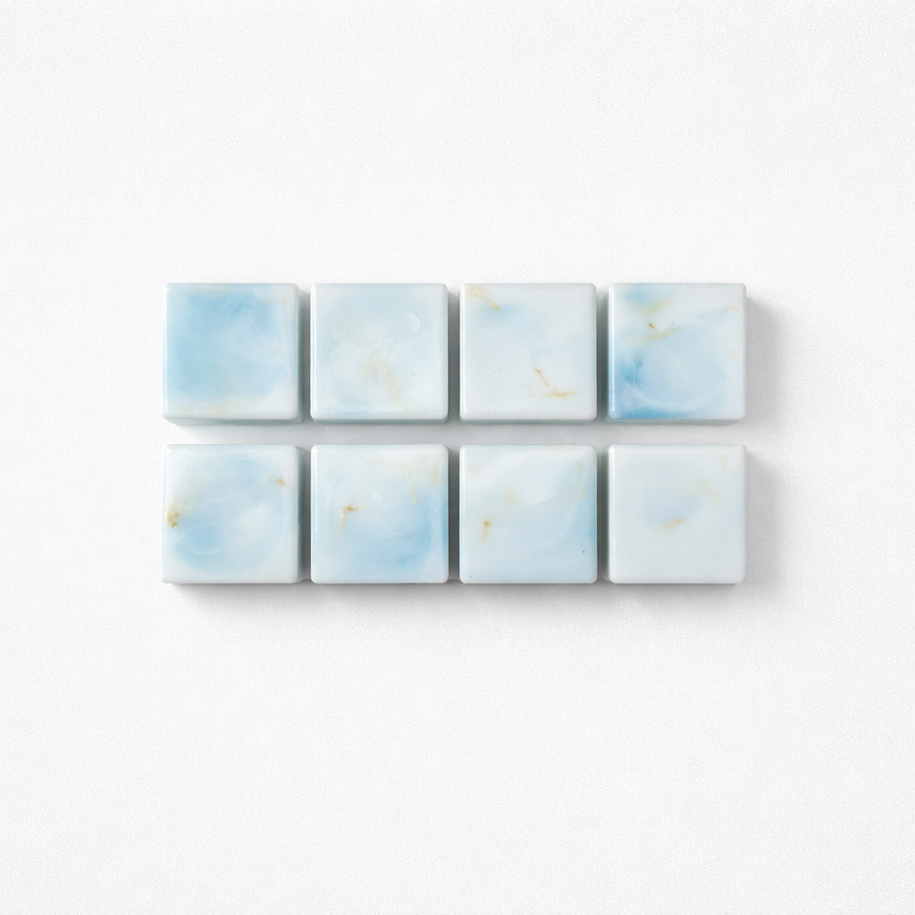 Beeswax wax melt. A light and airy scent of clean freshness and crisp linen, freesia, sea salt, eucalyptus, and moss to create a calming and peaceful vibe.