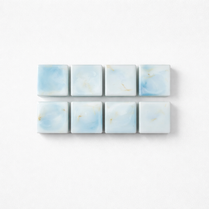 Beeswax wax melt. A light and airy scent of clean freshness and crisp linen, freesia, sea salt, eucalyptus, and moss to create a calming and peaceful vibe.