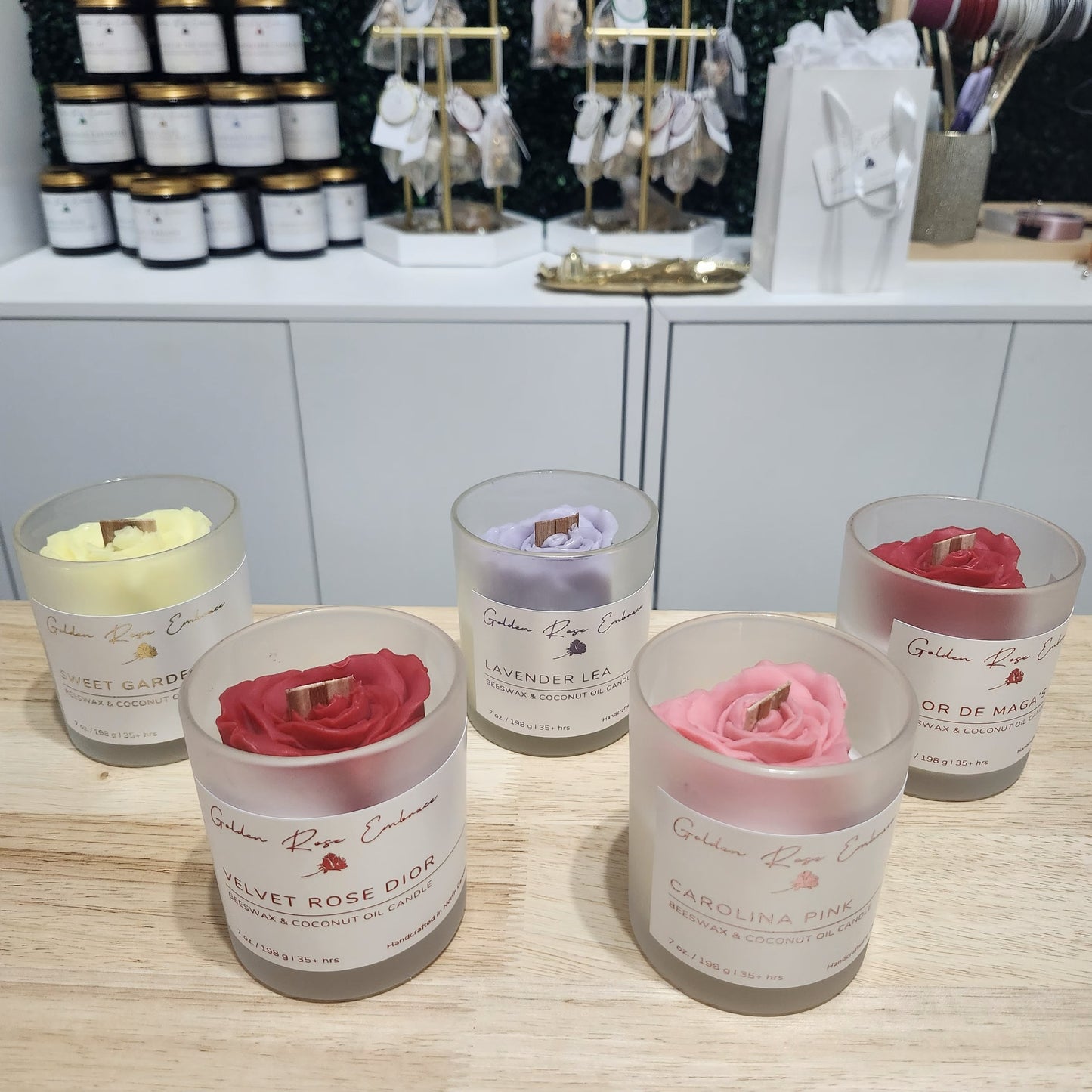 Spring Candles 7oz Beeswax Candles. Frosted glass jar, metallic lid, Woodwick.

Sweet Gardenia - A delightful scent of gardenia, lemon peel, tuberose, green floral, and Jasmine.
Velvet Rose Dior - A dark rose scent and warm, embracing aroma.
Flor De Maga's - A blend of hibiscus, jasmine, apple, pineapple, sugar, and coconut complemented by a touch of musk. 
Lavender Lea - A warm, soothing aroma of a lavender meadow.
Carolina Pink -An enchanting aroma of rosy pink peony, green foliage, and a touch of spice.