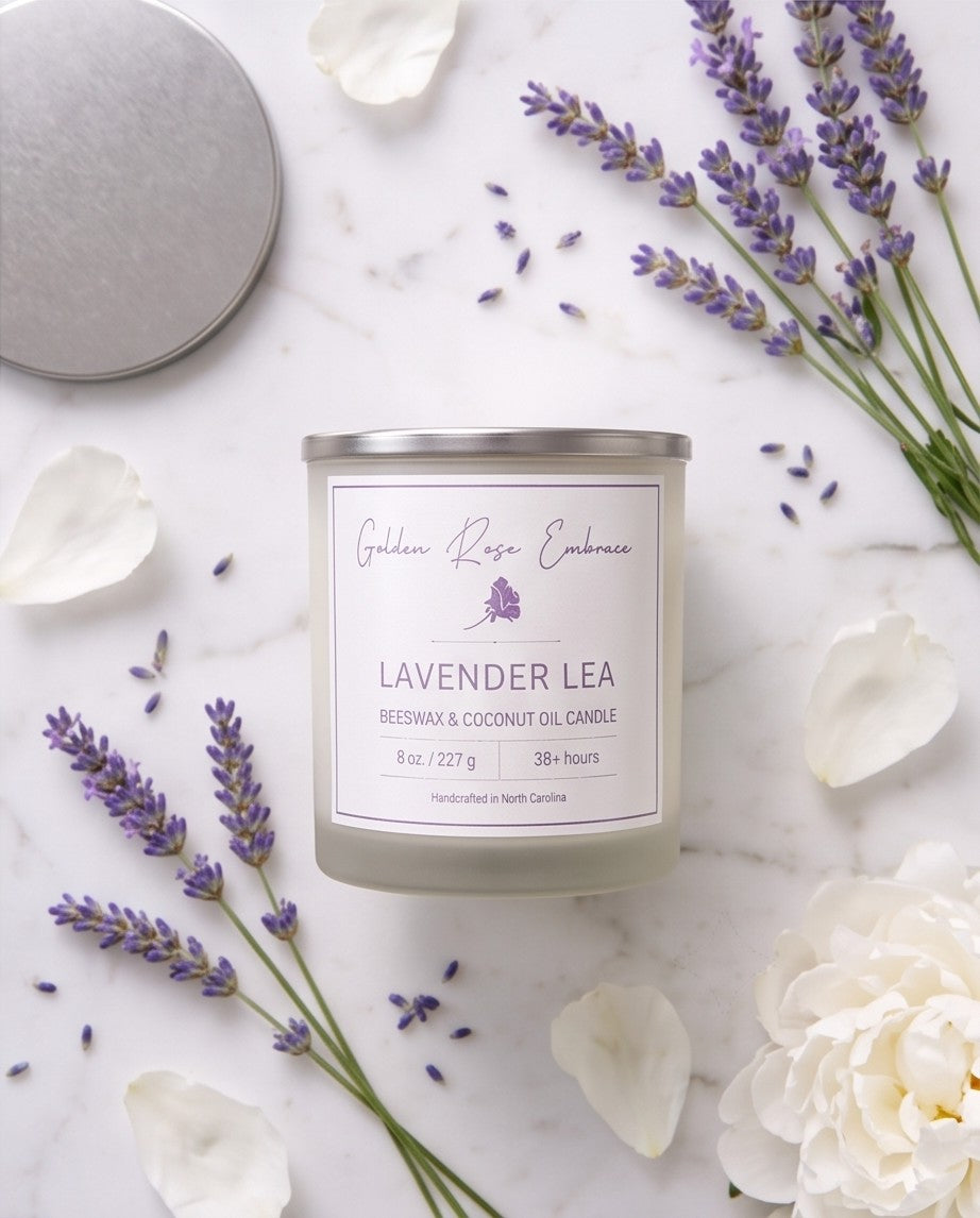 Lavender Lea 8oz Beeswax Candle.
Frosted glass, metallic silver lid, woodwick.
Notes of Lemon, Green, Herbal, Eucalyptus, Lavender, Geranium, Rose, Violet, Tonka Bean, Musk, Citrus, Bergamot, Camphor, and Powder.
A calming and relaxing, warm, soothing aroma of a lavender meadow with rows of lavender flowers drenched in the morning sunlight gently shifting in the breeze.
Custom beeswax candle blended with organic coconut oil and fragrances infused with clean nontoxic fragrance and essential oils. 